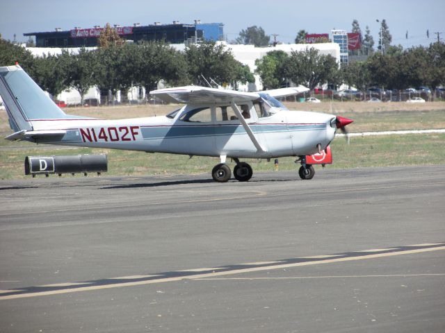 Cessna Skyhawk (N1402F) - Taxiing at Brackett Field