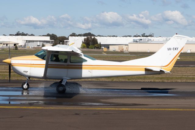 Cessna Skylane (VH-EKY)