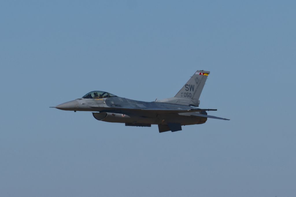 Lockheed F-16 Fighting Falcon —