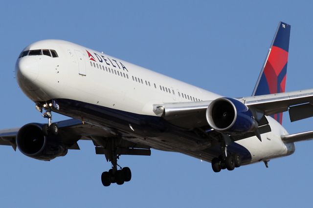 BOEING 767-300 (N178DN) - Dec. 24, 2011