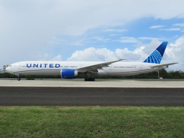 BOEING 777-300 (N2250U)