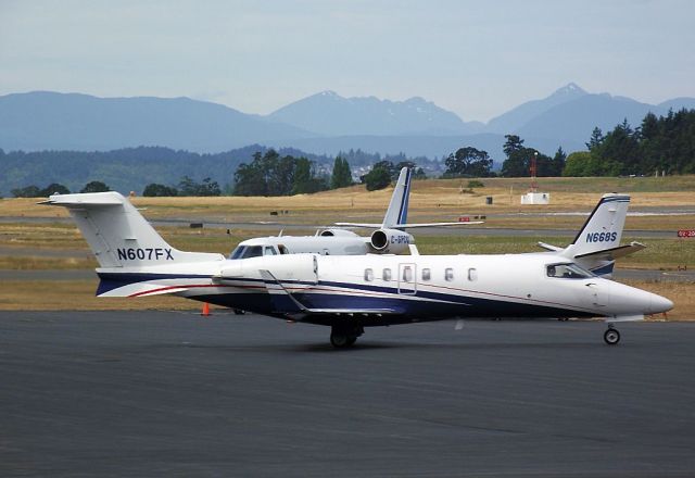 Learjet 40 (N607FX)