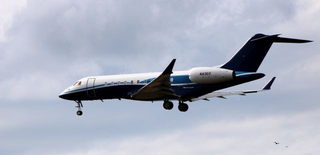 Bombardier Global 5000 (N43GX) - On short final is this 2009 Bombardier Global Express 5000 from the Winter of 2022.