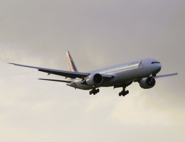BOEING 777-300ER (PT-MUI) - A Latam B777-300ER,Arriving from Sao Paulo-Guarulhos Intl.(GRU/SBGR)