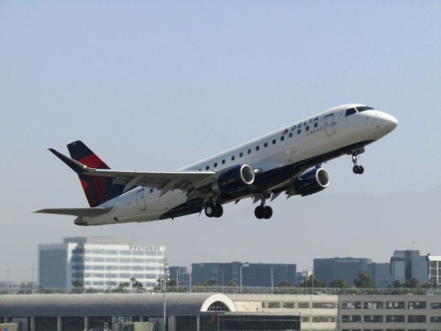 Embraer 175 (N252SY) - Taking off RWY 20R