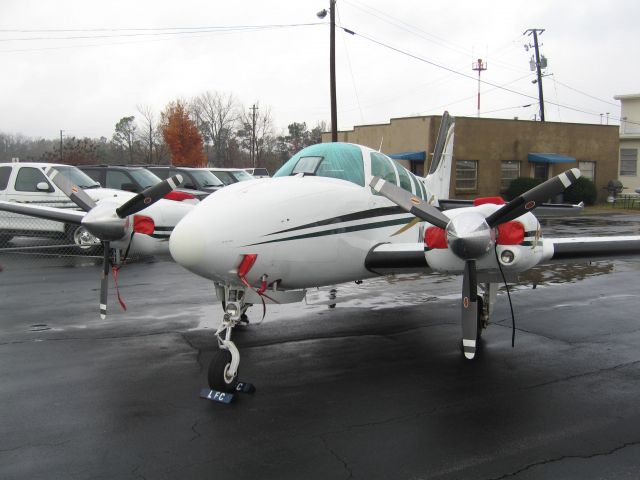 Beechcraft Baron (58) (N658RA) - Sitting on the old Lanier Flight Center ramp area.