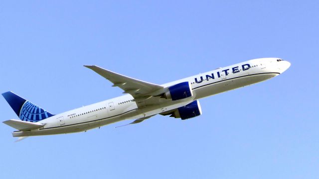 BOEING 777-300ER (N2251U)