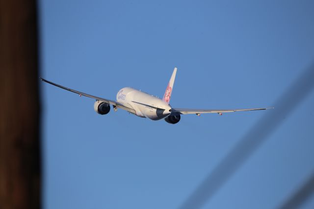 BOEING 777-200LR (B-18772)