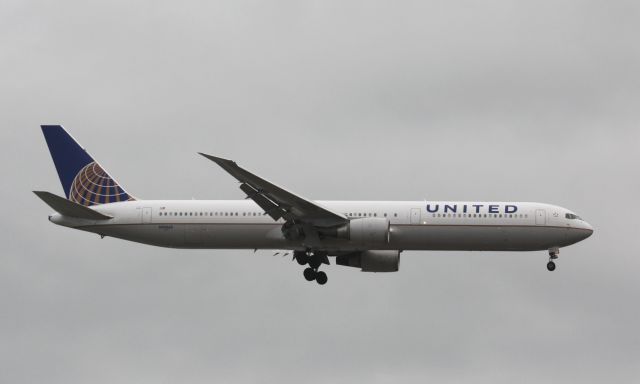 BOEING 767-400 (N76062)