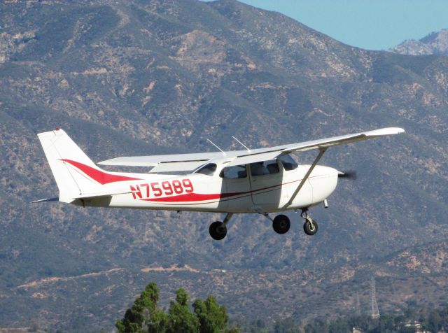 Cessna Skyhawk (N75989) - Taking off RWY 8R