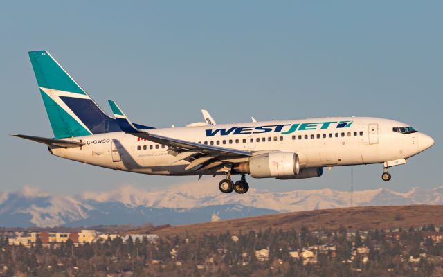 Boeing 737-700 (C-GWSO)