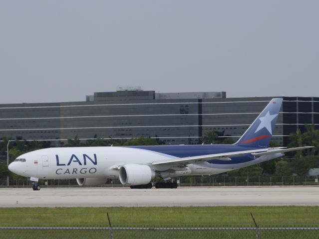 BOEING 777-200LR (N776LA)