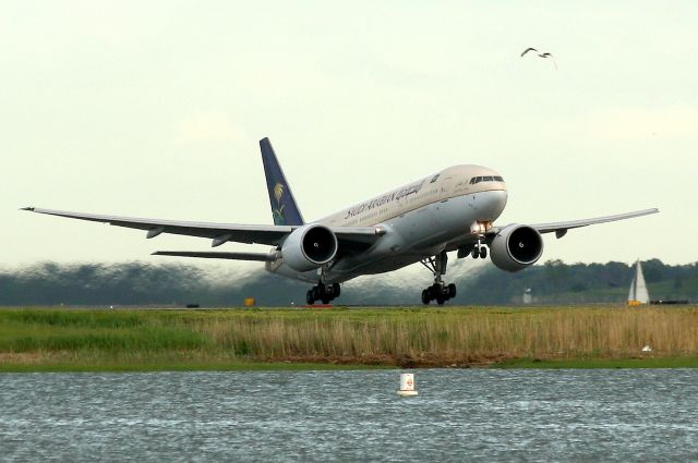 Boeing 777-200 (HZ-AKF) - Saudi 7254 departing for Jeddah on 33L.