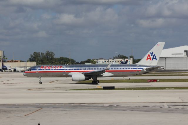 Boeing 757-200 (N640A) - 121013 taxiing out to Rwy 8R