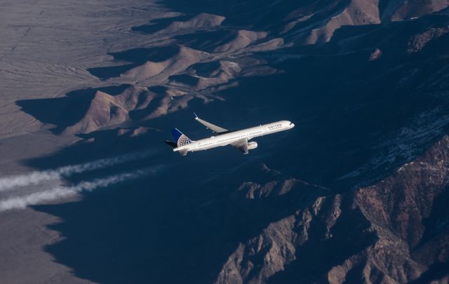 Boeing 757-200 — - crossing traffic, 1000 below