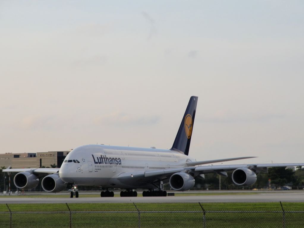 Airbus A380-800 (D-AIMB)
