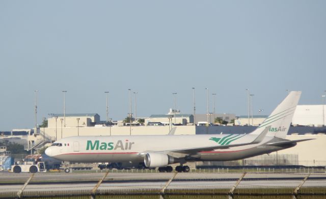BOEING 767-300 (N420LA)
