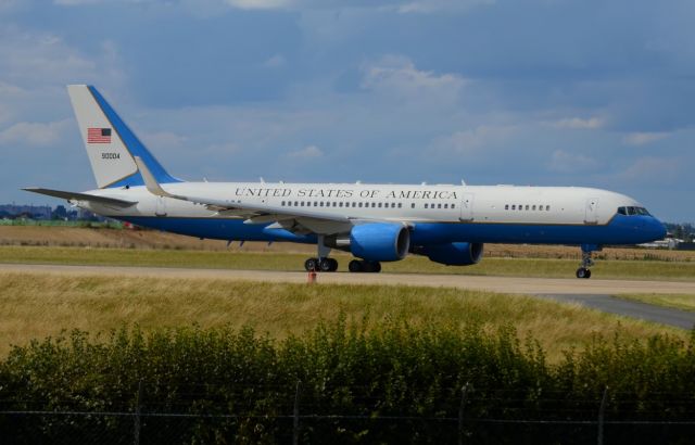 Boeing 757-200 (99-0004) - 08/09/2013