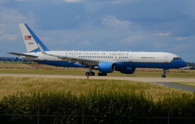 Boeing 757-200 (99-0004) - 08/09/2013