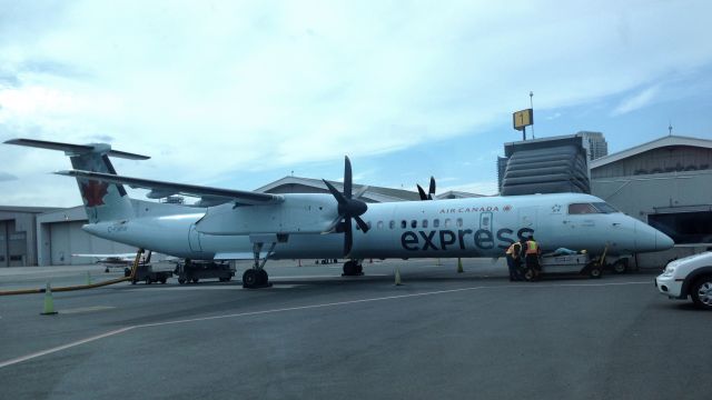 de Havilland Dash 8-400 (C-FSRW) - Exiting a Porter Flight