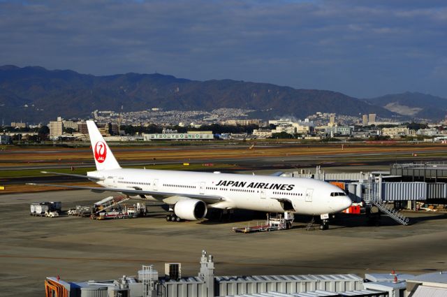 BOEING 777-300 (JA8944)
