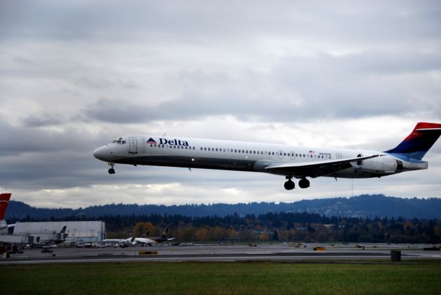 McDonnell Douglas MD-90 (N915DN) - Best Viewed In Full Size