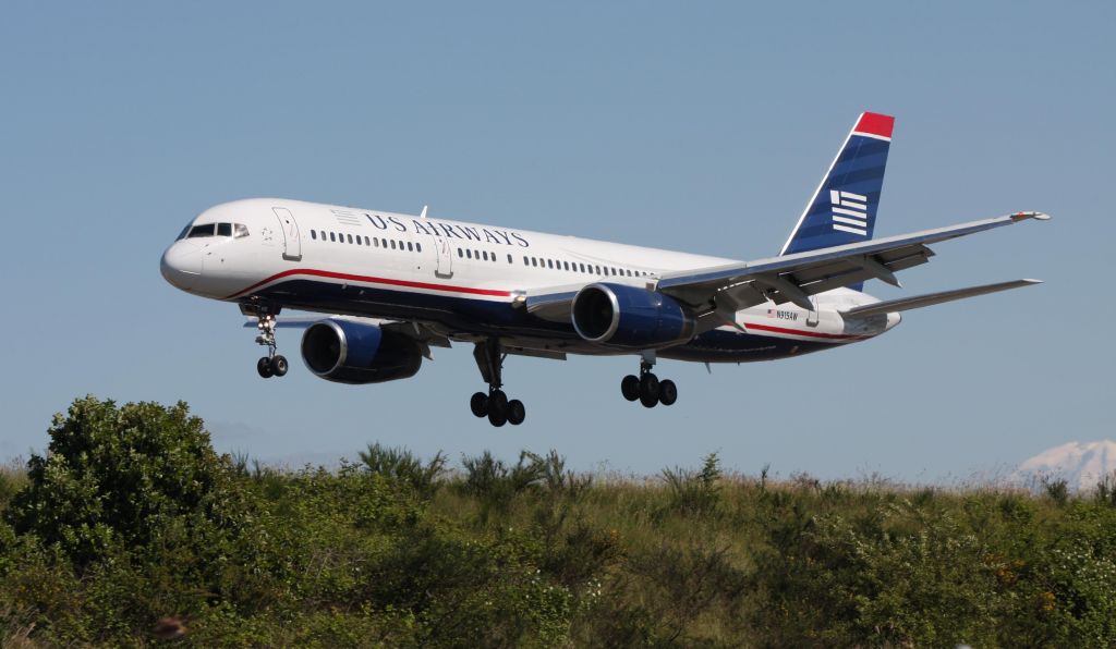 Boeing 757-200 (N915AW) - US Airways 757-200 landing at Sea-Tac.