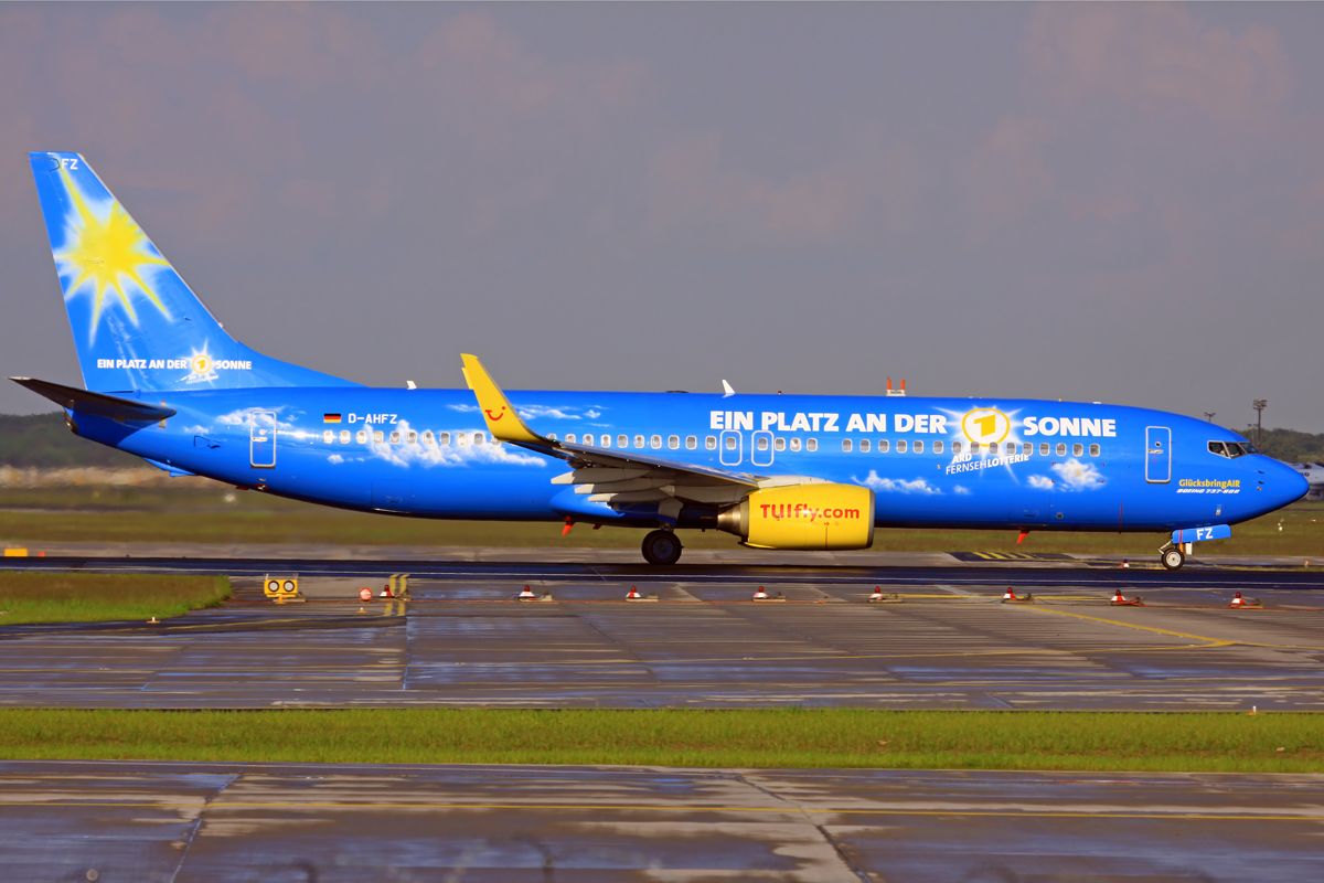 Boeing 737-800 (D-AHFZ)