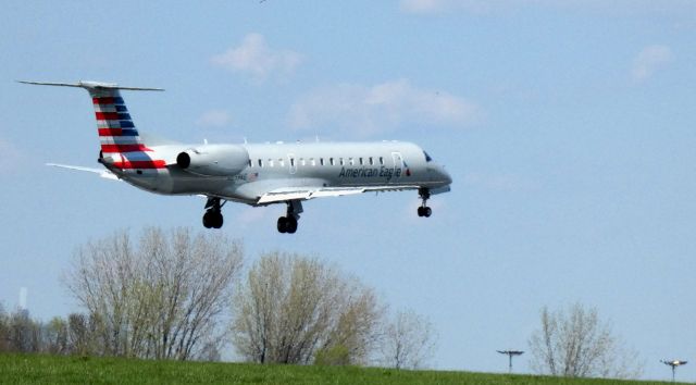 Embraer ERJ-145 (N659AE) - About to touch down is this 2003 American Airlines Eagle Embraer 145LR in the Spring of 2023.