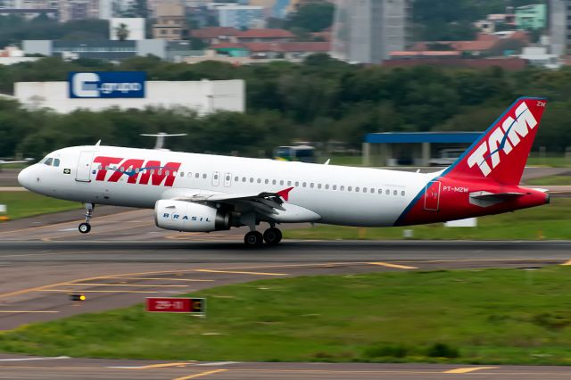 Airbus A320 (PT-MZW)