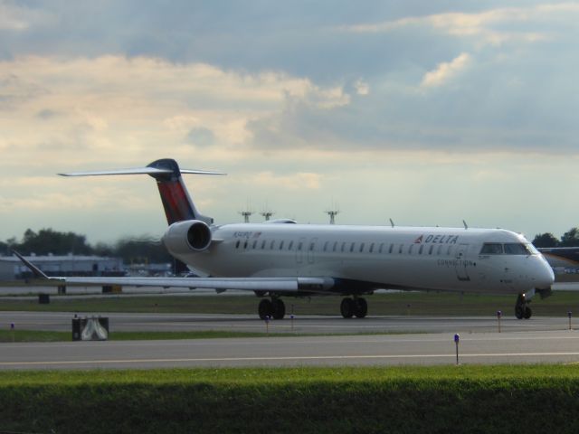Canadair Regional Jet CRJ-900 (N341PQ)