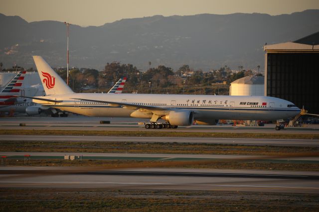 BOEING 777-300ER (B-2089)