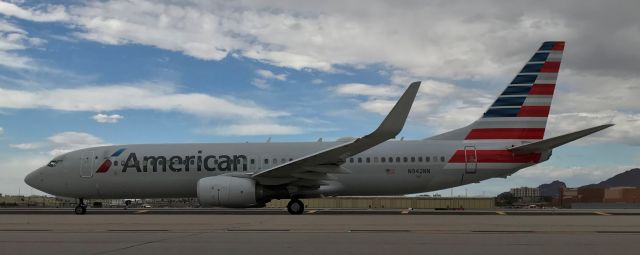 Boeing 737-700 (N942NN) - PHX txy Charlie T4 N1 23apr19