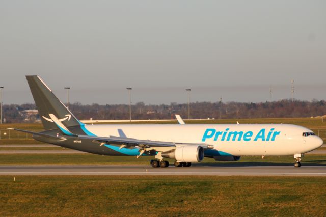 BOEING 767-300 (N479AZ) - Prime Air 767-300 slowing down on RWY 36R.