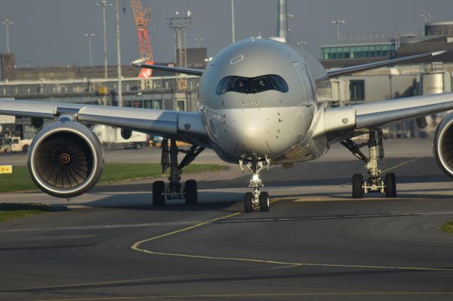 Airbus A350-900 (A7-ALM) - RUNWAY VISTOR CENTER AT MANCHESTER AIRPORT 