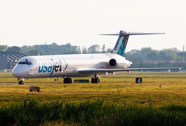 McDonnell Douglas MD-88 (N833US)