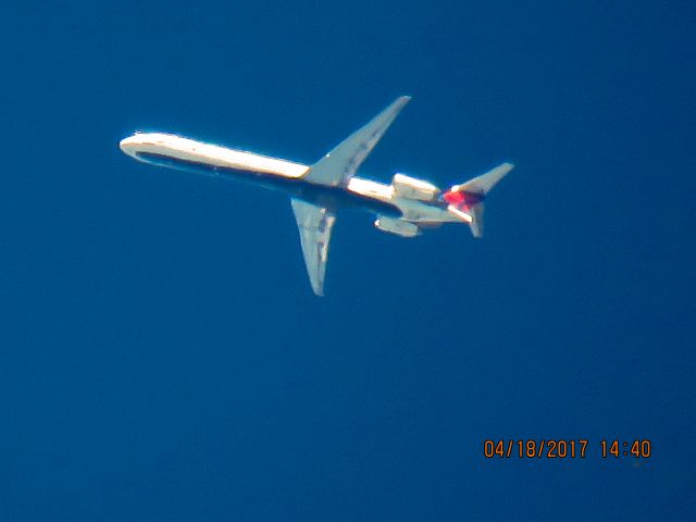 McDonnell Douglas MD-90 (N903DA)