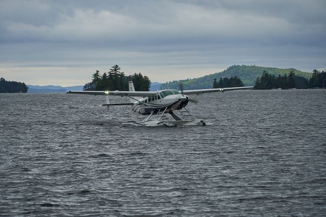 Cessna Caravan (N506EX) - Taxiing to the seaplane hangar