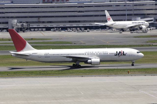 BOEING 767-300 (JA8267) - Taxing at Haneda Intl Airport on 2012/07/10