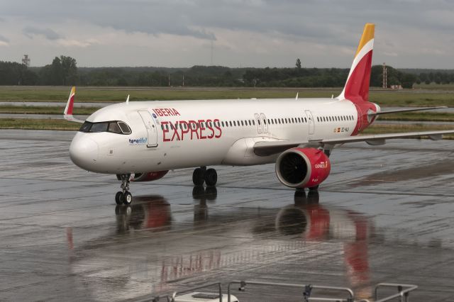 Airbus A321 (EC-NJI) - 5th June, 2024: Iberia Express flight I2 3672 from Adolfo Suárez Madrid-Barajas edging towards the gate at Berlin shortly after a rain shower. 
