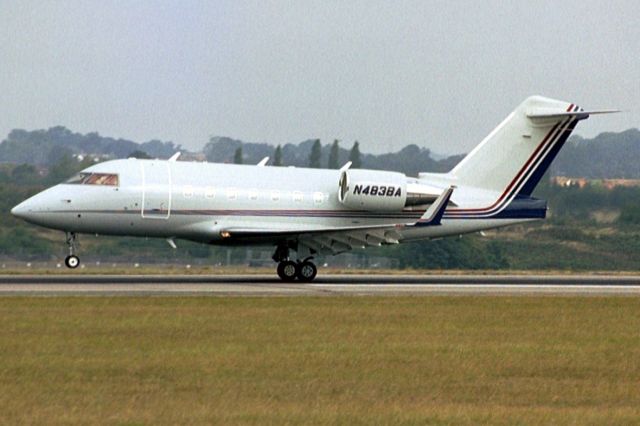 Canadair Challenger (N483BA) - Touching down on rwy 26 on 18-Sep-03.  Reregistered N483CC 29-Nov-08 then N956PP 13-Feb-10.