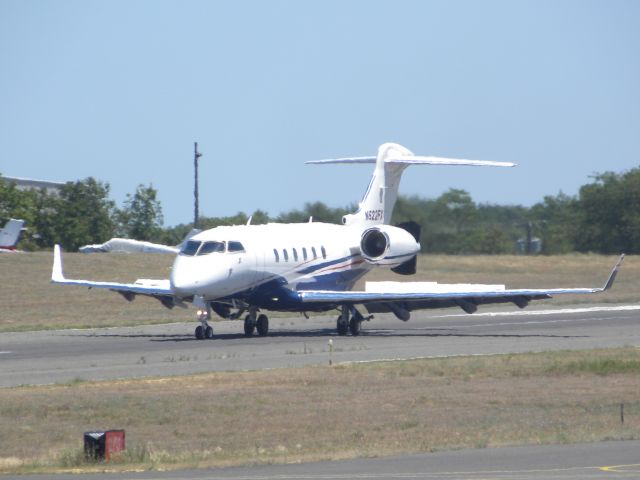 Bombardier Challenger 300 (BJS522) - N522FX landing on 32 at BLM