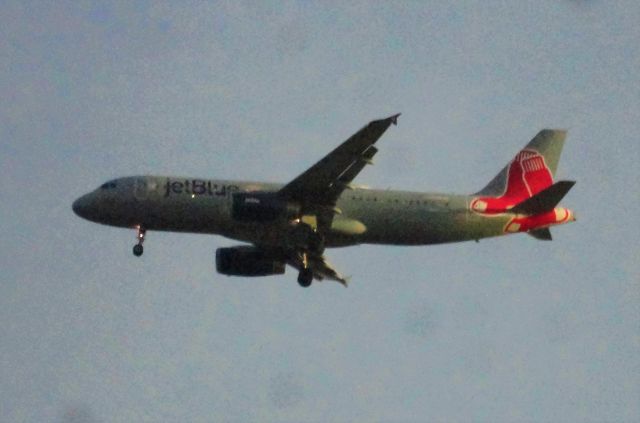 Airbus A320 (N605JB)