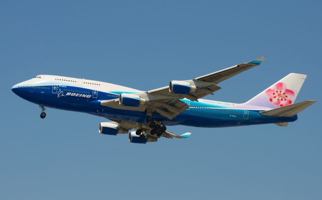 Boeing 747-400 (B-18210)