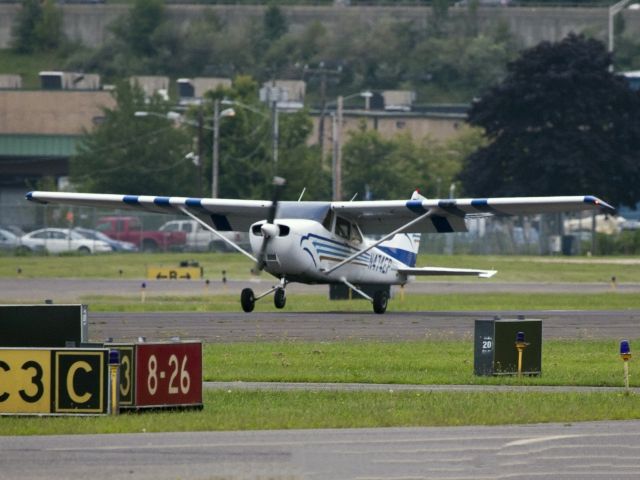 Cessna Skyhawk (N474EP) - Landing runway 26.