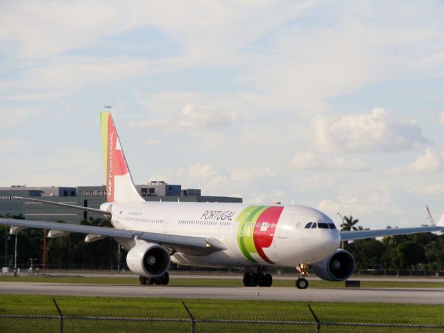 Airbus A330-200 (CS-TOJ)