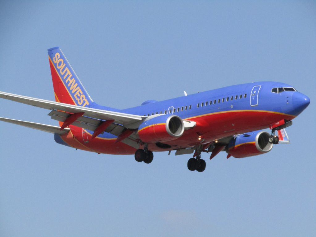 Boeing 737-700 (N7715E) - Landing RWY 20R