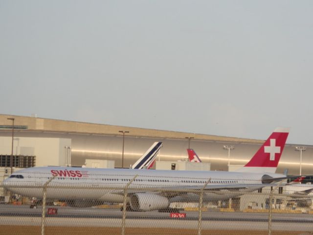 Airbus A330-300 (HB-JHJ)