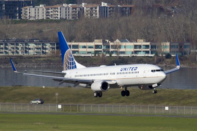 Boeing 737-800 (N24212) - COA304 737 With the new United livery landing at PDX