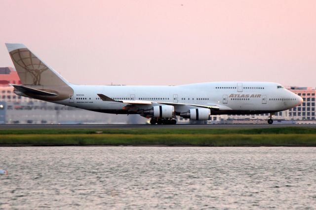 Boeing 747-400 (N263SG) - Giant 8624 landing on 33L  (8/6)